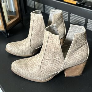 Gray/taupe bootie by Not Rated. Size 7.5